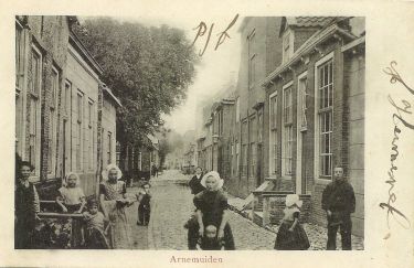 Het pand rechts van de Marktpoortstraat is de timmermanswinkel van Urias Besemer.