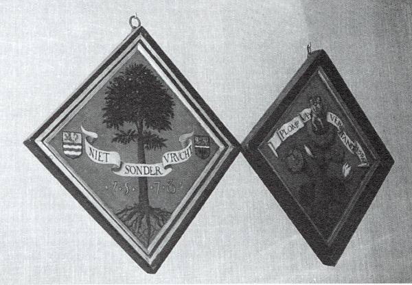 De twee ruim 400 jaar oude ruitvormige schilden in de raadszaal herinneren nog aan de Arnemuidse Rederijkerskamer.