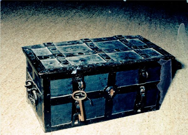 Een afbeelding van de privilegekist in de raadszaal van het Stadhuis.