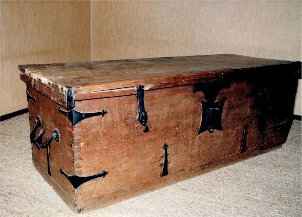 De oude scheepskist op de raadszaal van het Arnemuidse stadhuis.