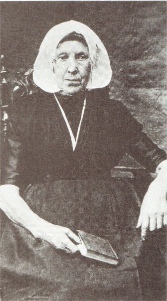 Dorothea Joosse, gehuwd met genoemde Jacob Schets, op latere leeftijd. Geboren in 1823 als dochter van de eveneens genoemde Frans Joosse en Janna de Meulmeester, zuster van de eveneens onder dit jaartal genoemde diaken Joost Joosse en organist/kerkvoogd Paulus Joosse. Zij was van beroep winkelierster. Na het overlijden van Jacob Schets huwt zij met de in 1811 geboren Cornelis Buijs. Dora Schets is op 77-jarige leeftijd overleden in december 1900.