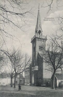 De Nederlands Hervormde kerk in 1917 met links de pastorie van ds. W.L. Mulder en daarnaast de bakkerij en bakkerswinkel van Adriaan Joosse.