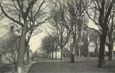 De markt vóór 1895. De hoek Markt/Langstraat is nog niet bebouwd.