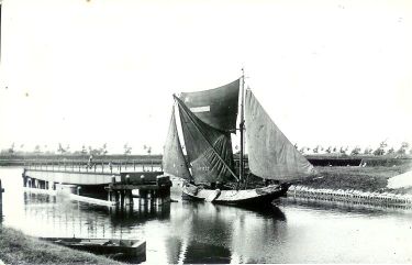 Het nieuwe kanaal. De ARM 22 van Blaas van Belzen passeert de Arnebrug.