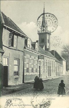 De verbouwde toren met balustrade.