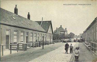 De Molenstraat met rechts de negentien huizen waar vroeger de Keetdijk lag.