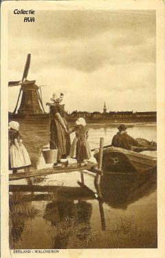 De houwerplas onderaan de molen met de plank voor het water putten.