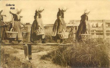 Te voet gaan de visleursters naar Middelburg over het veertje en het voetpad met de vele bruggetjes.