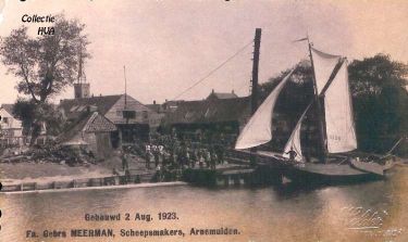 De in 1923 nieuw gebouwde VLI 26 op de werf van de gebroeders Meerman.