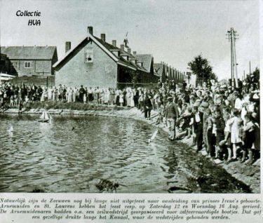 Festiviteiten ter gelegenheid van de geboorte van prinses Irene in augustus 1939. Er wordt een zeilwedstrijd gehouden voor zelf vervaardigde bootjes. Dit geeft een gezellige drukte langs het kanaal. Links is de voormalige garnalenpellerij, thans de lompensorteerderij van de firma Polak, te zien.