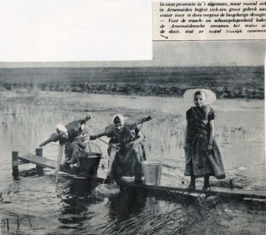 Water halend voor de was en om te schuren uit de houwerplas achter de molen.