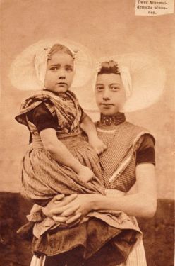 Moeder en kind in dracht in 1928.