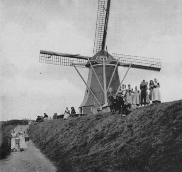 Onder de molen in 1936.
