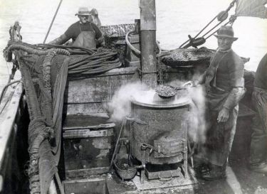 Het garnalen koken aan boord. De zogenaamde koelbennen op het achterdek.