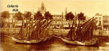 Uitgeweken naar Vlissingen: de hoogaarzen liggen in rijen in de vissershaven.