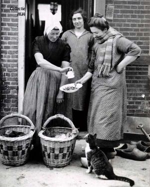 Garnalen worden per kommetje afgepast.