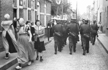 Duitse soldaten marcherend door de Langstraat.
