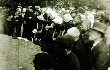 Onthulling van het monument voor de omgekomen vissers.