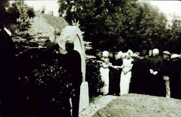 De onthulling van het monument op de begraafplaats door wethouder Franse.