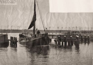 De botter ARM 3 van schipper Robbert van Belzen passeert de Arnebrug op weg naar de Arnemuidse haven.