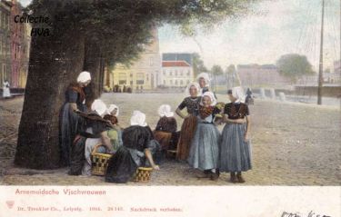 Arnemuidse visvrouwen wachten op de binnenkomst van de vissersvloot te Vlissingen.