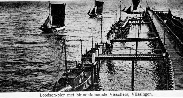 Loodsenpier met binnenkomende vissers te Vlissingen.