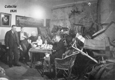 Burgemeester J. Langebeeke (links)