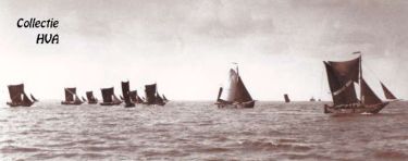 De vissersvloot vaart uit.