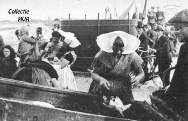 Visverkoopster aan de haven te Vlissingen.