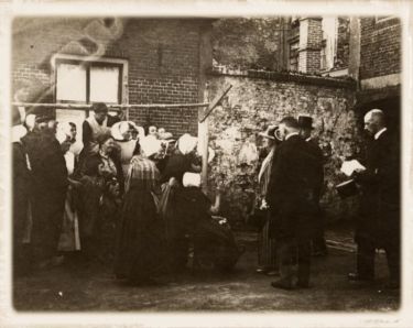 Koningin Wilhelmina in gesprek met de weduwen van de verdronken vissers in Vlissingen.