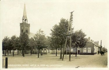 De oude smederij van de gebroeders Buijs op de hoek Markt/Langstraat. Deze wordt dit jaar gesloopt. Op deze plaats gaat J.K. Crucq sr. bouwen. De familie Buijs gaat in het huis links van de smederij wonen (naast het brandweerhuisje).