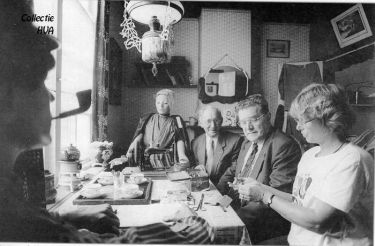 In het museum aan de Spoorstraat: v.l.n.r. de bestuursleden K. van de Ketterij en C. Marijs en de beheerster mevrouw T. Kodde.