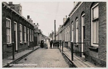 Aandacht in de gemeenteraad voor de lastige stoepen in de nauwe straten. Toch was het een bont tafereel. de fraai betegelde stoepen, de hekjes en de beschilderde horren voor de ramen.
