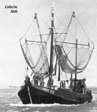 Zo komt een einde aan het ongekend boeiende en kleurige schouwspel: de Arnemuidse vissersvloot op weg naar de thuishaven Veere.