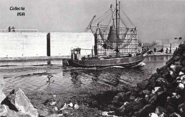 Ook de oude ARM 27, hier varend voorbij de caissons voor de afsluiting van het Veerse Gat, zal worden gesaneerd.