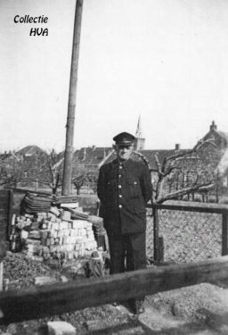 Izaäk van Belzen, ruim 33 jaar de vertrouwde postbode van Arnemuiden. Izaäk van Belzen, ruim 33 jaar de vertrouwde postbode van Arnemuiden.