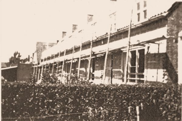 De 13 woningen aan de Spoorstraat in aanbouw.