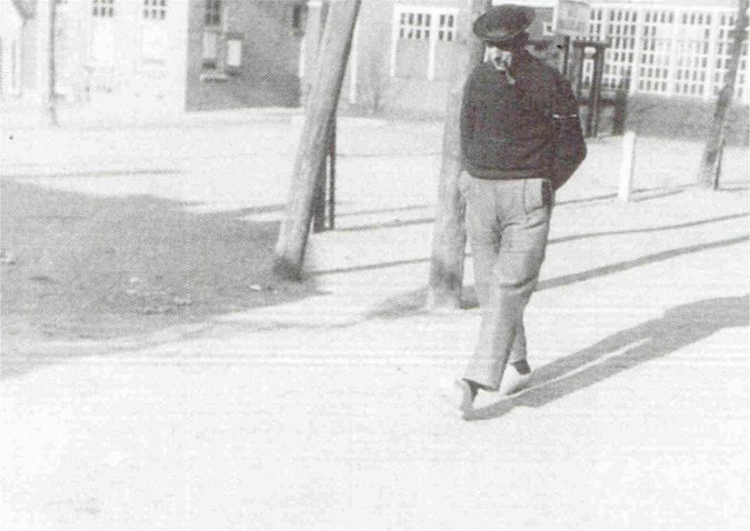 De Markt met de smederij met ervoor de travaille in de dertiger jaren. In gedachten verzonken gaat de oude Adriaan Oreel over de Markt.