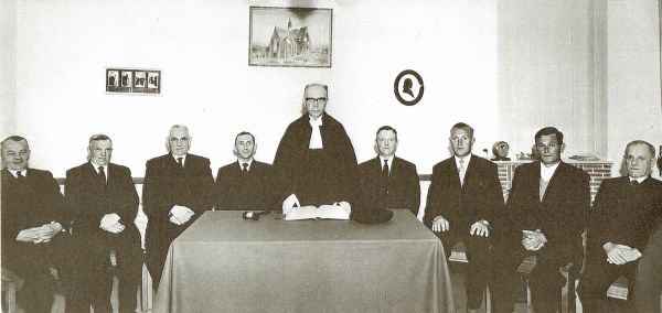 Ter gelegenheid van het afscheid van ds. M. Verweij op 1 oktober 1961 maakt fotograaf Ies Lamain een foto van de kerkenraad van de Hervormde gemeente in de nieuwe consistoriekamer. V.l.n.r. de ouderlingen Joos Oreel, Lieven Meulmeester, Jacob van Belzen en Klaas van de Ketterij, ds. M. Verweij, de diakenen Jan de Klerk, Cornelis Meulmeester, Dingenis van Belzen en Marinus van de Ketterij. Ter gelegenheid van het afscheid van ds. M. Verweij op 1 oktober 1961 maakt fotograaf Ies Lamain een foto van de kerkenraad van de Hervormde gemeente in de nieuwe consistoriekamer. V.l.n.r. de ouderlingen Joos Oreel, Lieven Meulmeester, Jacob van Belzen en Klaas van de Ketterij, ds. M. Verweij, de diakenen Jan de Klerk, Cornelis Meulmeester, Dingenis van Belzen en Marinus van de Ketterij.