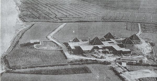 Er komt schot in ‘Het Zilveren Schor’. De vijf puntdaken steken boven het voormalige schorrenlandschap aan het Veerse Gat uit.