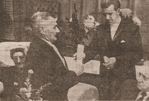 Wethouder Jozias Siereveld viert z'n 25-jarig jubileum. Burgemeester Hack overhandigt hem de oorkonde en de zilveren legpenning die bij het ereburgerschap hoort.