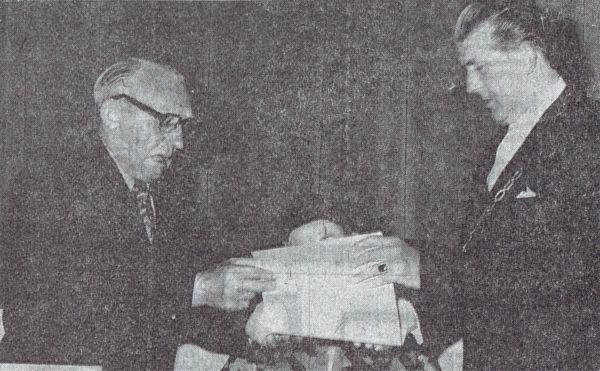 Wethouder C. van Hemert overhandigt de scheidende burgemeester A. Hack de oorkonde van het ereburgerschap van Arnemuiden.