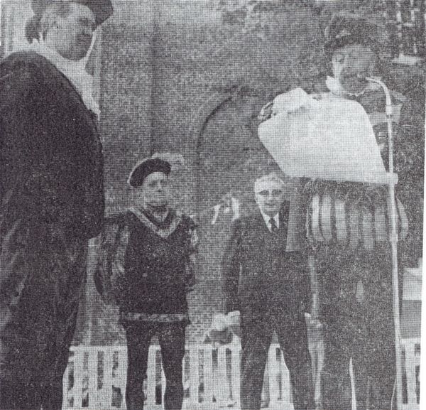 ‘Prins Willem van Oranje’ biedt de burgemeester van Arnemuiden de stadsrechten aan. T.g.v. de herdenking van 400 jaar stad v.l.n.r. burgemeester A. Hack, wethouder C. van Hemert en de Commissaris van de Koningin mr. J. van Aartsen.