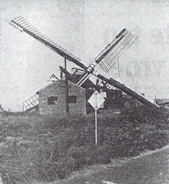 Geblakerde restanten van de molen blijven achter.