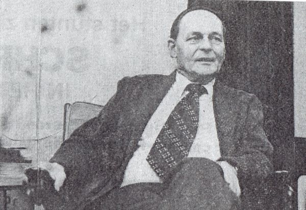 De voorzitter van het schoolbestuur, K.J. Steketee, neemt afscheid.