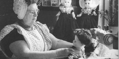 Tona de Troye, dit jaar op 78-jarige leeftijd overleden. Zij was de oprichtster van de winkel voor manufacturen en Zeeuwse klederdrachtstoffen aan de Noordstraat. Tot op hoge leeftijd maakte ze de prachtige klederdrachtpoppen. Zij vormde een markante inwoneres binnen de Arnemuidse gemeenschap.