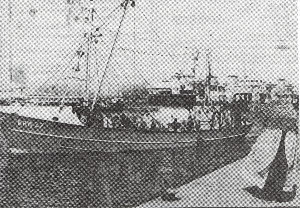 De kotter ARM 27 bij vertrek uit Vlissingen voor een proefvaart.