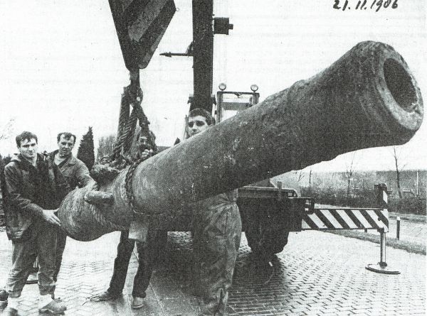 De bemanning van de ARM 18 bij het in de Noordzee opgeviste 330 jaar oude Zeeuwse scheepskanon.