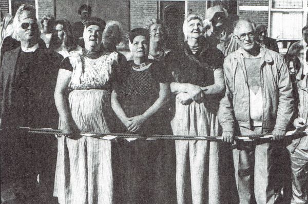 Gespannen wacht de Arnemuidse bevolking op de eerste tonen van het carillon.