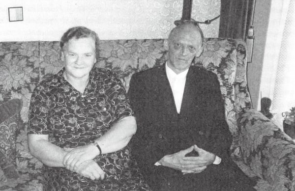 Ds. W. Verhoeks en echtgenote. Zij vertrekken dit jaar naar Ederveen.